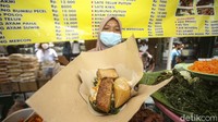 Seporsi pecel di sana bisa disantap menggunakan nasi atau lontong. Untuk harga satu porsinya tergantung dengan pemilihan lauk-pauk di sana.