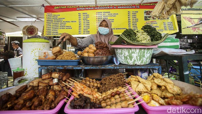 Mampir ke Pasar Beringharjo Yogyakarta jangan lewatkan jajan pecel plus aneka lauknya. Pecelnya berbeda dari yang lain karena pake kembang turi.