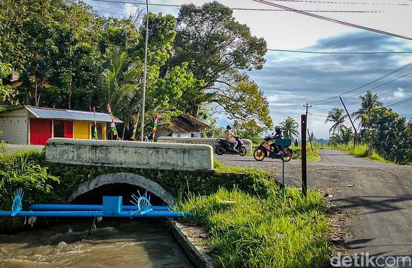 Di sepanjang kanan kiri jalan ini, pesepeda bakal melihat hamparan sawah yang luas dengan latar belakang perbukitan menoreh. Jika cuaca sedang mendukung, pegowes bisa melihat megahnya Gunung Merapi dan Merbabu di arah utara. Di sepanjang kanan kiri jalan ini, pesepeda bakal melihat hamparan sawah yang luas dengan latar belakang perbukitan menoreh. Jika cuaca sedang mendukung, pegowes bisa melihat megahnya Gunung Merapi dan Merbabu di arah utara.