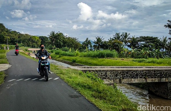Disebut demikian karena di sepanjang jalur terdapat saluran irigasi atau selokan yang berasal dari wilayah Kapanewon Kalibawang. Saluran irigasi ini sudah ada sejak puluhan tahun silam dan dimanfaatkan masyarakat untuk mengairi persawahan di wilayah Kalibawang, Girimulyo, Nanggulan dan sekitarnya. Disebut demikian karena di sepanjang jalur terdapat saluran irigasi atau selokan yang berasal dari wilayah Kapanewon Kalibawang. Saluran irigasi ini sudah ada sejak puluhan tahun silam dan dimanfaatkan masyarakat untuk mengairi persawahan di wilayah Kalibawang, Girimulyo, Nanggulan dan sekitarnya.