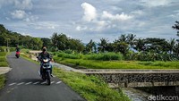 Disebut demikian karena di sepanjang jalur terdapat saluran irigasi atau selokan yang berasal dari wilayah Kapanewon Kalibawang. Saluran irigasi ini sudah ada sejak puluhan tahun silam dan dimanfaatkan masyarakat untuk mengairi persawahan di wilayah Kalibawang, Girimulyo, Nanggulan dan sekitarnya.
