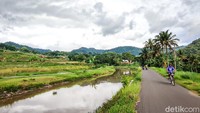 Trek tersebut tak memiliki nama yang spesifik. Namun, masyarakat sekitar biasa menyebutnya Jalur Gowes Intake Kalibawang.