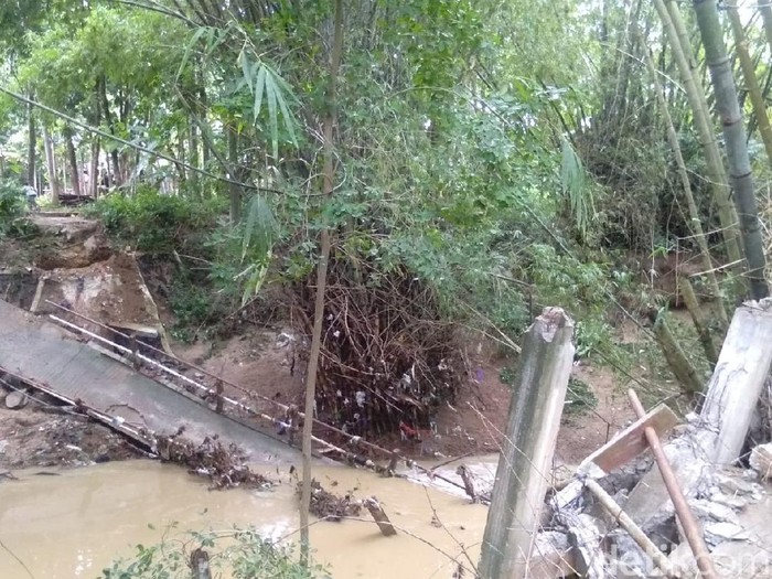 Jembatan di Desa Sekarsari Kecamatan Sumber, Rembang, ambrol, Minggu (28/11/2021).
