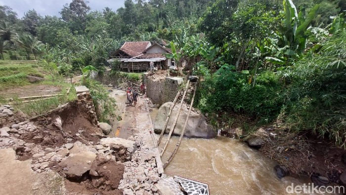 jembatan penghubung dua kampung di Bandung Barat ambruk