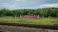 Ke depan Joko berharap, spot-spot yang dikerjakan oleh masyarakat berpadu dengan seniman di sepanjang jalur kereta api ini bisa jadi destinasi wisata baru untuk  dimanfaatkan sebagai tempat nongkrong, ngopi, bersantai maupun sekedar momong anak. Kami juga akan dorong lewat desa wisata dan Pokdarwis untik mewujudkan objek wisata baru itu, jelas Joko.  