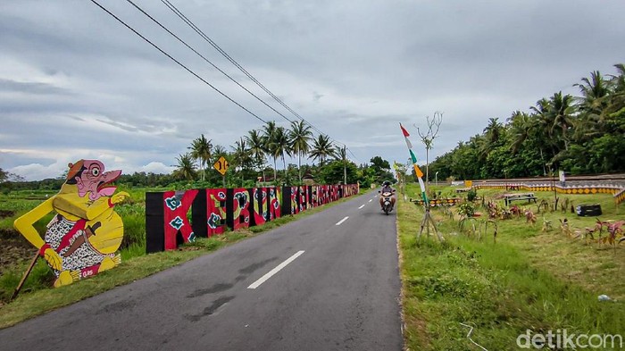Kala Jalur KA Bandara YIA Berhias Ornamen Seni dan Budaya Ada yang berbeda di sepanjang jalur kereta api (KA) menuju Bandara Yogyakarta International Airport (YIA) di Kulon Progo, Daerah Istimewa Yogyakarta (DIY). Jika biasanya lingkungan rel terkesan kumuh, ini justru cantik setelah dihiasi berbagai ornamen seni dan budaya lokal setempat.