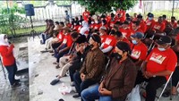 Para peserta deklarasi tampak mengenakan pakaian Jawa. Kegiatan deklarasi juga diisi dengan pembacaan puisi dukungan kepada Anies Baswedan.  