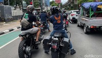 Salah satunya dengan mengendarai sepeda motor gede dan mobil sport premium.