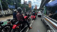 Mereka konvoi mengelilingi Kota Jakatra.