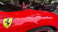 Mobil-mobil sport seperti Ferrari, Lamborghini dan sebagainya mejang di jalanan ibu kota.