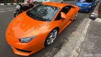 Mobil-mobil mewah ini pun menyita perhatian pengguna jalan.