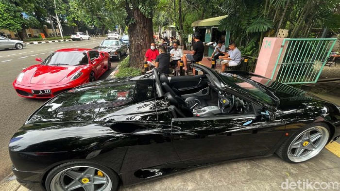 Pelanggoran PPKM membuat para orang kaya kembali melakukan aktivitas dan hobi mewahnya. Salah satunya konvoi dengan Moge dan mobil sport premium.