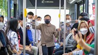 Satu dari 10 armada yang disediakan untuk Koridor 6, merupakan bus dengan akses ramah penyandang disabilitas pada bagian pintu belakang. Tak hanya dapat digunakan untuk penyandang disabilitas, space kosong ini juga bisa dimanfaatkan untuk sepeda maupun stroller bayi. Selain itu, terdapat juga kursi khusus pada kabin belakang. Kursi memanjang ini untuk pendamping penyandang disabilitas atau pembawa stroller bayi. 