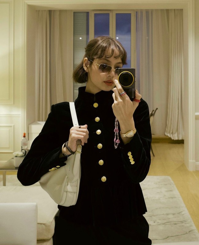 Saat berada di Prancis, Lisa BLACKPINK kembali mengubah warna rambutnya menjadi coklat gelap. Ia mengunjungi museum seni bersama Diana Silvers dan Chesir Ha. Foto: dok. Instagram lalalalisa_m