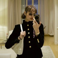 Saat berada di Prancis, Lisa BLACKPINK kembali mengubah warna rambutnya menjadi coklat gelap. Ia mengunjungi museum seni bersama Diana Silvers dan Chesir Ha. Foto: dok. Instagram lalalalisa_m