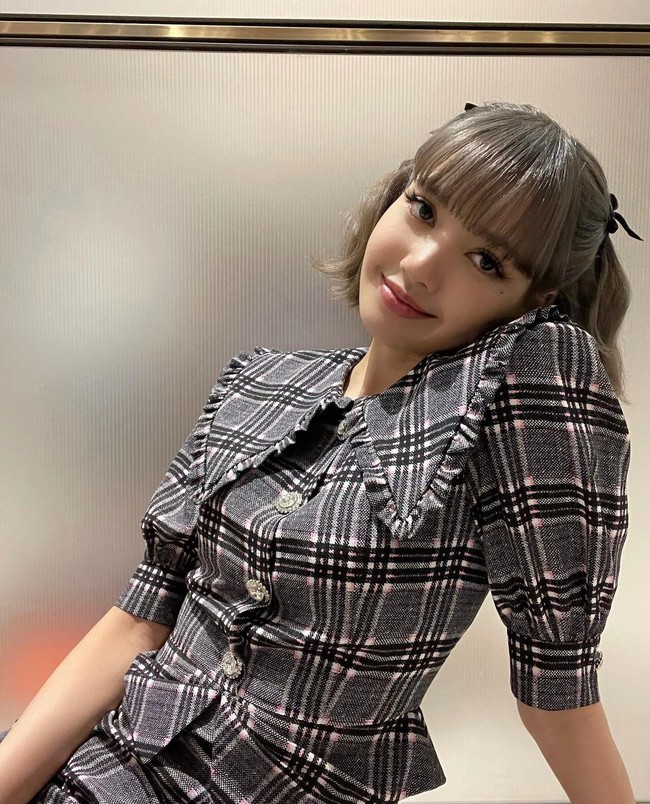 Berselang satu bulan setelah promosi ‘LALISA’, rambutnya lebih terang karena mengganti warna ash gray. Foto: dok. Instagram lalalalisa_m