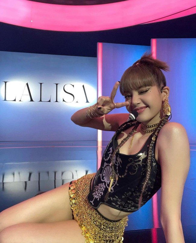 Selama promosi ‘LALISA’, Lisa BLACKPINK sempat mengganti warna rambut dan memilih warna coklat yang lebih gelap. Foto: dok. Instagram lalalalisa_m