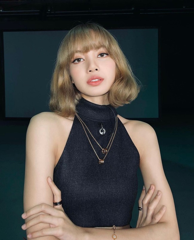 Lisa BLACKPINK tampil dengan rambut blonde pada Agustus 2021. Kala itu, dirinya tengah mempersiapkan solo debut dengan lagu ‘LALISA’. Dalam beberapa penampilan, Lisa memakai hair extension hingga terlihat seperti punya kepangan panjang. Foto: dok. Instagram lalalalisa_m