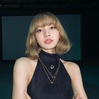 Lisa BLACKPINK tampil dengan rambut blonde pada Agustus 2021. Kala itu, dirinya tengah mempersiapkan solo debut dengan lagu ‘LALISA’. Dalam beberapa penampilan, Lisa memakai hair extension hingga terlihat seperti punya kepangan panjang. Foto: dok. Instagram lalalalisa_m