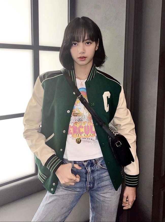 Di awal tahun 2021, Lisa BLACKPINK mengunggah potretnya memakai varsity jacket berwarna hijau. Rambutnya masih hitam legam dengan potongan bob seperti tahun lalu. Namun, ia memakai hair extension selama tampil di konser online BLACKPINK ‘THE SHOW’. Foto: dok. Instagram lalalalisa_m
