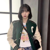 Di awal tahun 2021, Lisa BLACKPINK mengunggah potretnya memakai varsity jacket berwarna hijau. Rambutnya masih hitam legam dengan potongan bob seperti tahun lalu. Namun, ia memakai hair extension selama tampil di konser online BLACKPINK ‘THE SHOW’. Foto: dok. Instagram lalalalisa_m