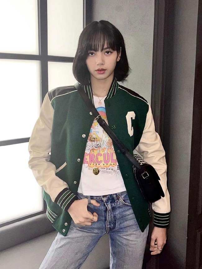 Tahun 2021 bisa dibilang jadi tahunnya Lalisa Manoban sebagai idol. Maka tidak heran jika Lisa BLACKPINK berada di daftar teratas artis K-Pop paling banyak dicari di Google. Lisa menggebrak dengan dua single sekaligus, yakni ‘Lalisa’ dan ‘Money’. Ia juga jadi global ambassador brand high-end Celine. Foto: dok. Instagram lalalalisa_m