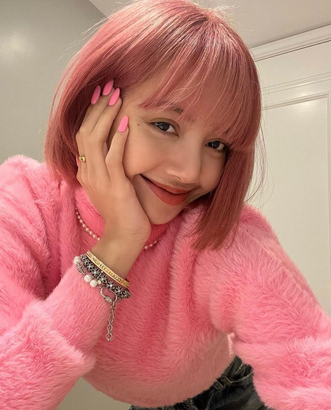 Hingga akhirnya sebelum pergi ke Los Angeles, Lisa BLACKPINK memamerkan warna rambut pink yang bikin pangling. Foto: dok. Instagram lalalalisa_m