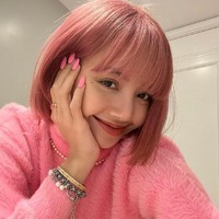 Hingga akhirnya sebelum pergi ke Los Angeles, Lisa BLACKPINK memamerkan warna rambut pink yang bikin pangling. Foto: dok. Instagram lalalalisa_m