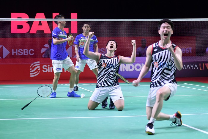Ganda Putra Indonesia Marcus Fernaldi Gideon (kanan) dan Kevin Sanjaya Sukamuljo menunjukkan medali dan piala saat upacara penganugerahan juara Open 2021 usai mengalahkan Ganda Putra Jepang Takuro Hoki/Yugo Kobayashi di Nusa Dua, Bali, Minggu (28/11/2021). Marcus/Kevin berhasil menjuarai Indonesia Open 2021 setelah menang 21-14, 21-18 atas Ganda Putra Jepang. ANTARA FOTO/Humas PBSI/Handout/wpa/wsj.
