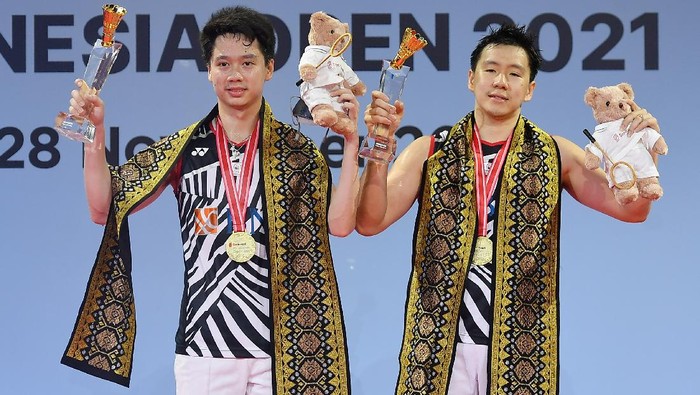 Ganda Putra Indonesia Marcus Fernaldi Gideon (kanan) dan Kevin Sanjaya Sukamuljo menunjukkan medali dan piala saat upacara penganugerahan juara Open 2021 usai mengalahkan Ganda Putra Jepang Takuro Hoki/Yugo Kobayashi di Nusa Dua, Bali, Minggu (28/11/2021). Marcus/Kevin berhasil menjuarai Indonesia Open 2021 setelah menang 21-14, 21-18 atas Ganda Putra Jepang. ANTARA FOTO/Humas PBSI/Handout/wpa/wsj.