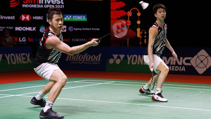 MARCUS/KEVIN JUARA INDONESIA OPEN 2021 Ganda Putra Indonesia Marcus Fernaldi Gideon (kanan) dan Kevin Sanjaya Sukamuljo menunjukkan medali dan piala saat upacara penganugerahan juara Open 2021 usai mengalahkan Ganda Putra Jepang Takuro Hoki/Yugo Kobayashi di Nusa Dua, Bali, Minggu (28/11/2021). Marcus/Kevin berhasil menjuarai Indonesia Open 2021 setelah menang 21-14, 21-18 atas Ganda Putra Jepang. ANTARA FOTO/Humas PBSI/Handout/wpa/wsj.