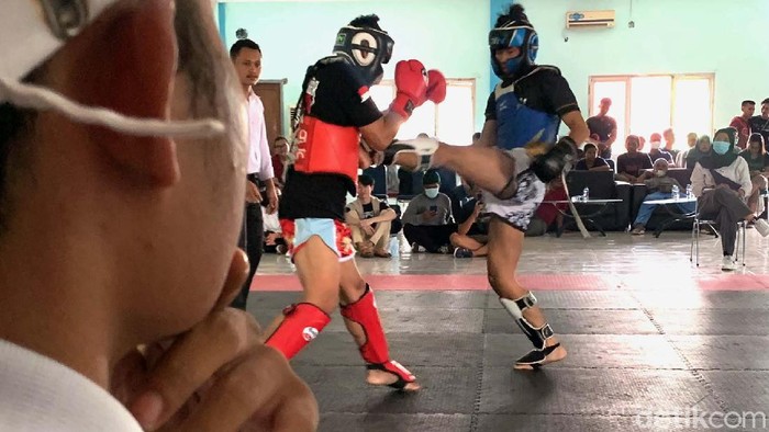 Mengintip Serunya Kejuaraan Muaythai di Karawang Kejuaraan Try Out Muaythai digelar di Karawang, Jawa Barat. Ada 42 atlet baik dewasa dan anak-anak yang ikut pertandingan.