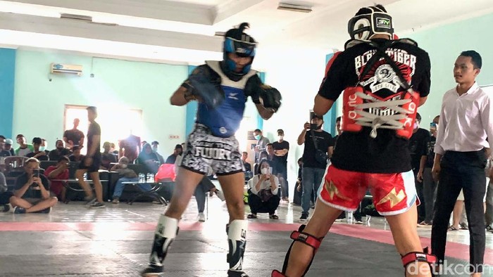 Kejuaraan Try Out Muaythai digelar di Karawang, Jawa Barat. Ada 42 atlet baik dewasa dan anak-anak yang ikut pertandingan.
