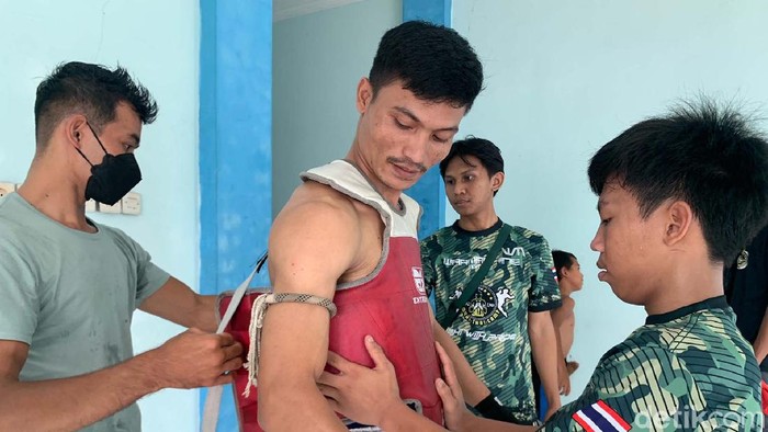 Mengintip Serunya Kejuaraan Muaythai di Karawang Kejuaraan Try Out Muaythai digelar di Karawang, Jawa Barat. Ada 42 atlet baik dewasa dan anak-anak yang ikut pertandingan.