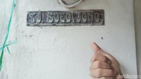 Di sisi tenggara rumah tersebut terdapat kantor desa Delanggu. Di kantor itulah ayah Dono, Cipto Sudiyono sehari- hari bertugas sebagai kepala desa.