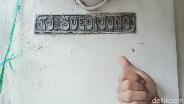 Tetangga yang juga merawat rumah itu, Teguh Waluyo (56), menceritakan Dono sempat tinggal rumah tersebut setelah pindah dari Solo. Sebab, ayahnya Cipto Sudiyono merupakan mantri polisi yang menjadi Kades. Teguh mengatakan Dono tinggal di rumah itu selama duduk di bangku SD hingga SMA. (Achmad Syauqi) Tetangga yang juga merawat rumah itu, Teguh Waluyo (56), menceritakan Dono sempat tinggal rumah tersebut setelah pindah dari Solo. Sebab, ayahnya Cipto Sudiyono merupakan mantri polisi yang menjadi Kades. Teguh mengatakan Dono tinggal di rumah itu selama duduk di bangku SD hingga SMA. (Achmad Syauqi)