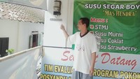 Masih berdiri kokoh, rumah bercat putih kusam itu tampak tak terawat dan selalu terkunci rapat. Atap bagian depan dan samping rumah melorot.