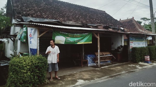 Rumah masa kecil Dono Warkop itu terletak di Jalan Garuda, Dusun Kragan, Desa Delanggu, Kecamatan Delanggu Klaten itu berada di tepi jalan desa. Berukuran sekitar 12x10 meter, rumah itu berada di jarak sekitar 50 meter dari bekas pabrik karung goni Delanggu yang berarsitektur zaman kolonial. Di kanan kirinya merupakan permukiman padat. (Achmad Syauqi)