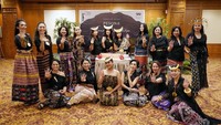 Komunitas Perempuan Pelestari Budaya melakukan kegiatan HUT ke-4 berupa fashion show, Talkshow dan demo masak di Jakarta, Minggu (28/11/2021).