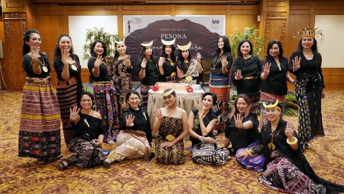 Menjaga Warisan Nusantara Tenun NTT dan Timor Komunitas Perempuan Pelestari Budaya gelar fashion show dengan tema Pesona Tenun Nusantara. Acara ini untuk jaga warisan nusantara khususnya tenun NTT dan Timor.