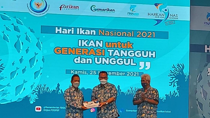 Menteri KKP Wahyu Trenggono makan ikan bersama sedunia (Dok. Humas KKP)