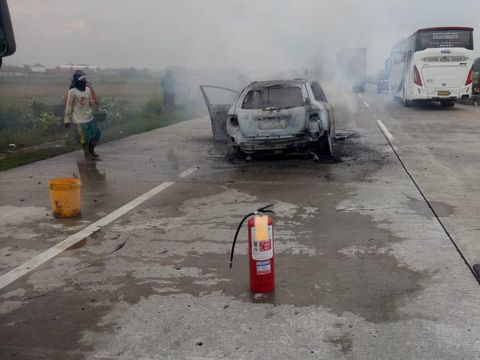 Mobil terbakar di Tol Pejagan-Pemalang, Tegal, Minggu (28/11/2021).