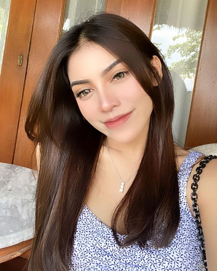 Mutiara Dhanisa Mantan Pramugari yang Doyan Makan Buah Mutiara Dhanisa Mantan Pramugari yang Doyan Makan Buah