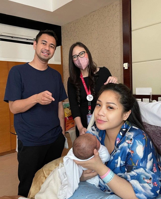 Dalam foto-foto yang dibagikan terlihat ekspresi bahagia dari Nagita Slavina dan Raffi Ahmad menyambut anak keduanya. Diketahui bahwa wanita yang akrab disapa Gigi itu memilih operasi caesar untuk persalinannya kali ini. Foto: Instagram/@raffinagita1717