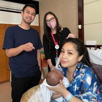 Dalam foto-foto yang dibagikan terlihat ekspresi bahagia dari Nagita Slavina dan Raffi Ahmad menyambut anak keduanya. Diketahui bahwa wanita yang akrab disapa Gigi itu memilih operasi caesar untuk persalinannya kali ini. Foto: Instagram/@raffinagita1717