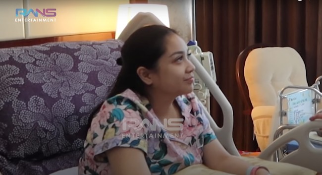 Begini penampilan Nagita Slavina usai melahirkan anak keduanya. Walaupun tanpa pulasan makeup, tetapi Nagita tetap terlihat cantik natural. Bagaimana menurutmu? Foto: YouTube/Rans Entertainment