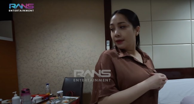 Saat proses persalinan anak keduanya sendiri Nagita Slavina terlihat selalu ditemani oleh suaminya, Raffi Ahmad. Raffi terlihat setia menemani dan menguatkan sang istri dengan menggenggam tangannya selama proses persalinan. Foto: YouTube/Rans Entertainment