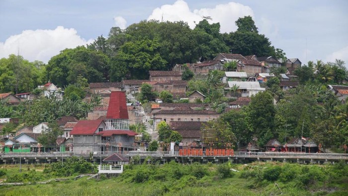 New Kemukus, Upaya Pamungkas Pangkas Stigma Ritual Seks Bebas Pemkab Sragen Jawa Tengah tengah berupaya mengikis stigma ritual seks yang selama ini melingkupi obyek wisata Gunung Kemukus. Dana Rp 48 miliar digelontorkan pemerintah pusat demi menata obyek wisata ini menjadi The New Kemukus berkonsep wisata ziarah dan keluarga.