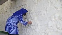 Masuk ke lokasi wisata, lanjut Suparno, kini ada plasa penerima tamu disertai gedung kantor dan ticketing baru. Di plasa ini, terdapat relief yang mengisahkan perjalanan Pangeran Samudro dari runtuhnya Majapahit hingga akhir kisahnya di Gunung Kemukus.