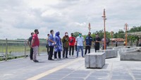 Betapa tidak, lanjutnya, dengan adanya mitos tersebut, prostitusi mulai tumbuh di kawasan wisata Gunung Kemukus. Bahkan beberapa waktu terahir mulai tumbuh warung-warung yang menjajakan jasa karaoke sebagai kedok.